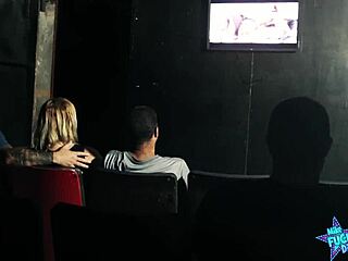 Een man met een lul neemt zijn vrouw mee naar een pornofilm voor een wilde trio met vreemden