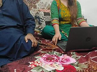 En pakistansk styvbror tar på sig en indisk syster som tittar på porr på en bärbar dator och tar henne med hem för smutsiga samtal