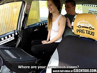 Uma loira checa usa uma câmera escondida no banco de trás de um carro