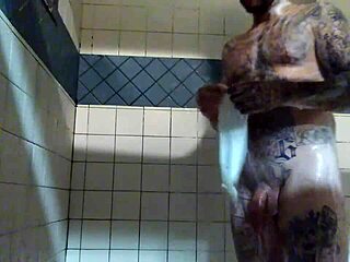 סצנת מקלחת קשוחה עם בחור לבן עם קעקועים והזין הגדול שלו