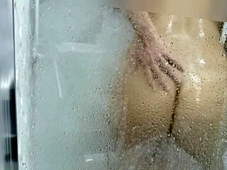 Muskulinen mies harrastaa seksiä vaimonsa kanssa suihkussa useiden kumppanien kanssa