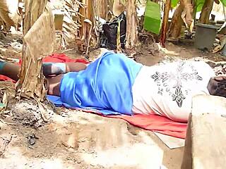 Piękna, gruba kobieta z dużym tyłkiem zostaje wytryskana przez czarnego kutasa podczas wypoczynku na wsi