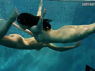 Lesbian Nudist Bersenang-senang di Bawah Air