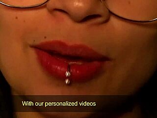 Latina MILF s přirozenými prsy dává vlhký a divoký kouření v amatérském porno videu