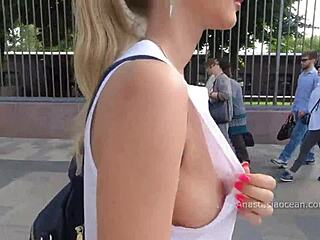 Une fille russe montre ses seins naturels en public