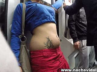Telanjang awam dan aksi faraj ke mulut di kereta api dengan payudara semula jadi