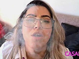 ภรรยาชาวบราซิลแสดงทักษะการสูบบุหรี่ของเธอในวิดีโอโป๊