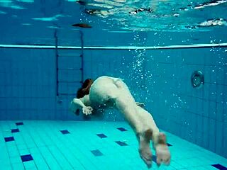Dianazelenkina, en russisk blondine, bliver slem i poolen
