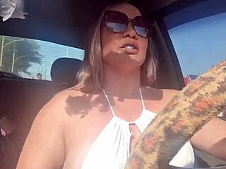 امرأة عضلية تتعامل مع مؤخرة كبيرة في فيديو إباحي للهواة