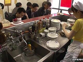 Punci büntető csoport szex egy keleti étteremben amatőr japánokkal