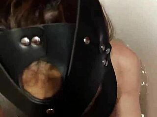 Καστανή με μάσκα κάνει σκληροπυρηνικό γαμήσι στο πρόσωπο και βαθύ λαιμό στο μπάνιο