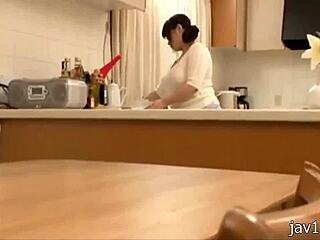 巨乳の熟女が日本の楽しみを料理する