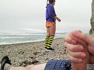 MILF berlekuk mendapatkan vaginanya dientot di pantai oleh pria acak