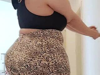 Stepmom's big ass gets the attention it deserves