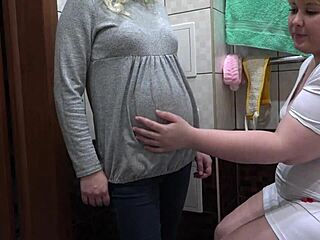 Krivá krásna žena v gumových rukaviciach vykonáva intímne vyšetrenie tehotnej MILFky v domácom fetišovom videu