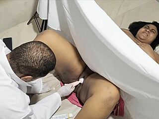 Läkaren förför och har sex med ovetande patient i badkaret