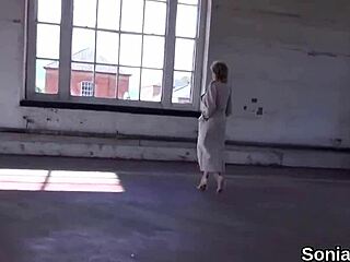 Brittiläinen kypsä nainen Sonia paljastaa runsaat rintansa provosoivissa alusvaatteissa