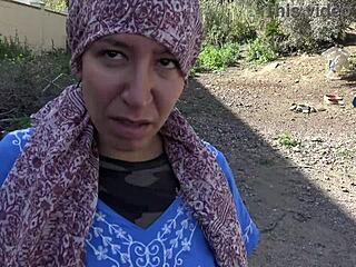 Развратная турецкая мусульманская жена занимается публичным сексом с американским солдатом, пока ее муж смотрит