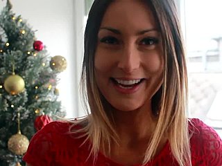 Een magere blondine krijgt haar eerste anale penetratie op webcam