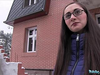 רוסית חובבת משקפיים נלקחת ומזדיינת על ידי סוכן ציבורי