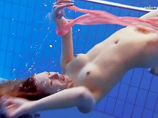 काटका मात्रोसोवा बड़े स्तनों और पैरों के साथ पूल में नग्न तैरती है