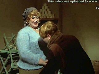 Mladi fant daje fafanje prsni MILF v retro filmu