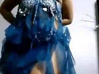 Una adolescente india hace un striptease seductor en la webcam