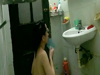 Diversión en la ducha con una estrella asiática oculta
