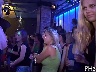 성욕 넘치는 스트리퍼들과 매춘부들로 가득 찬 나이트클럽에서 인종 간 춤을 즐긴다