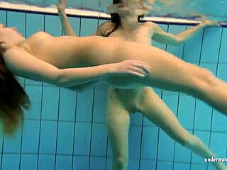 Лесбийски водни спортове с Катка и Кристи в басейна