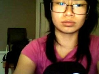Amatööri-aasialainen tyttöystävä paljastaa perseensä ja pillunsa web-kameralla