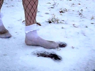 Фотосессия фетиша на снегу в высоких каблуках и волнистых носках