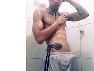 Un amateur gay se pone travieso en la ducha jugando anal