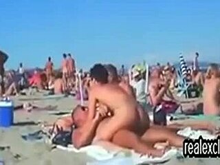 Oral och vaginal sex på stranden med rödhåriga swingers
