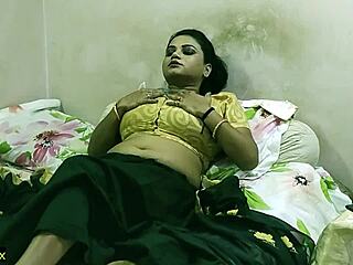 Indisk hemmafru njuter av sex i saree med en vacker desi-pojke