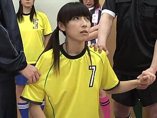 Uma adolescente japonesa dá dois pauzinhos a sua equipe em público