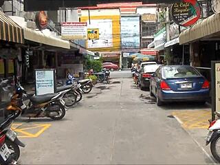 Un turista tailandés se pierde en la calle peatonal