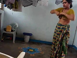 אישה אינדיאנית שעיר מתפשטת ומפגינה את השחי שלה בסרטון HD