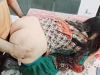 Pakistaanse meid wordt kinky na het laten zien van haar lul