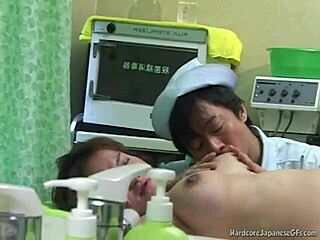 Μια ερασιτέχνης Ιαπωνίδα τραβάει το μουνί της από αρσενικούς νοσοκόμους