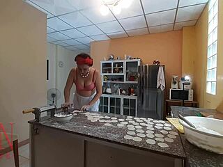 Regina Noir, nudistická slúžka, dominuje v kuchyni, keď pripravuje knedlíčky