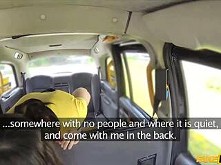 Ung brunett med oliv hud blir knullad av taxichauffören i en bil