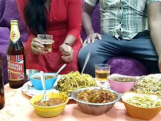 In einem hausgemachten Video wird eine befriedigende indische Dienstmagd während des Essens gefickt