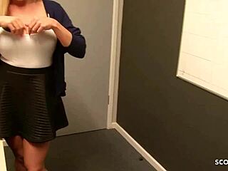 Виктория Съмърс се забавлява в офиса си с големи гърди и големи пениси