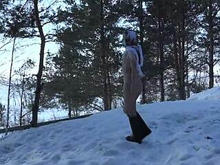 Kompilace ruského amatérského fetiše se zlatou sprchou a močí na bílém sněhu