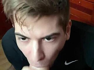 Um vídeo pornô gay mostra um jovem adorável dando prazer oral ao pai do amigo e sendo lambido