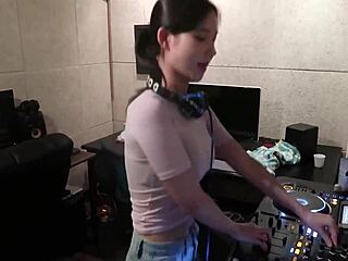 Kelompok atlet Asia menjadi nakal di ruang latihan DJ