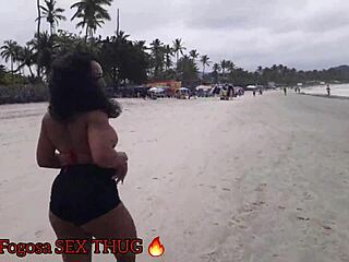 Un cachot gay enregistre secrètement une nouvelle fille en rouge se faisant remarquer sur la plage
