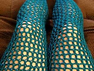Le gambe piene di creampie in pellicola a uncinetto color azzurro