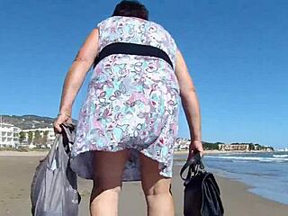 Μια χοντρή γυναίκα με σχισμένα εσώρουχα επιδεικνύεται δημόσια κάτω από τη φούστα της